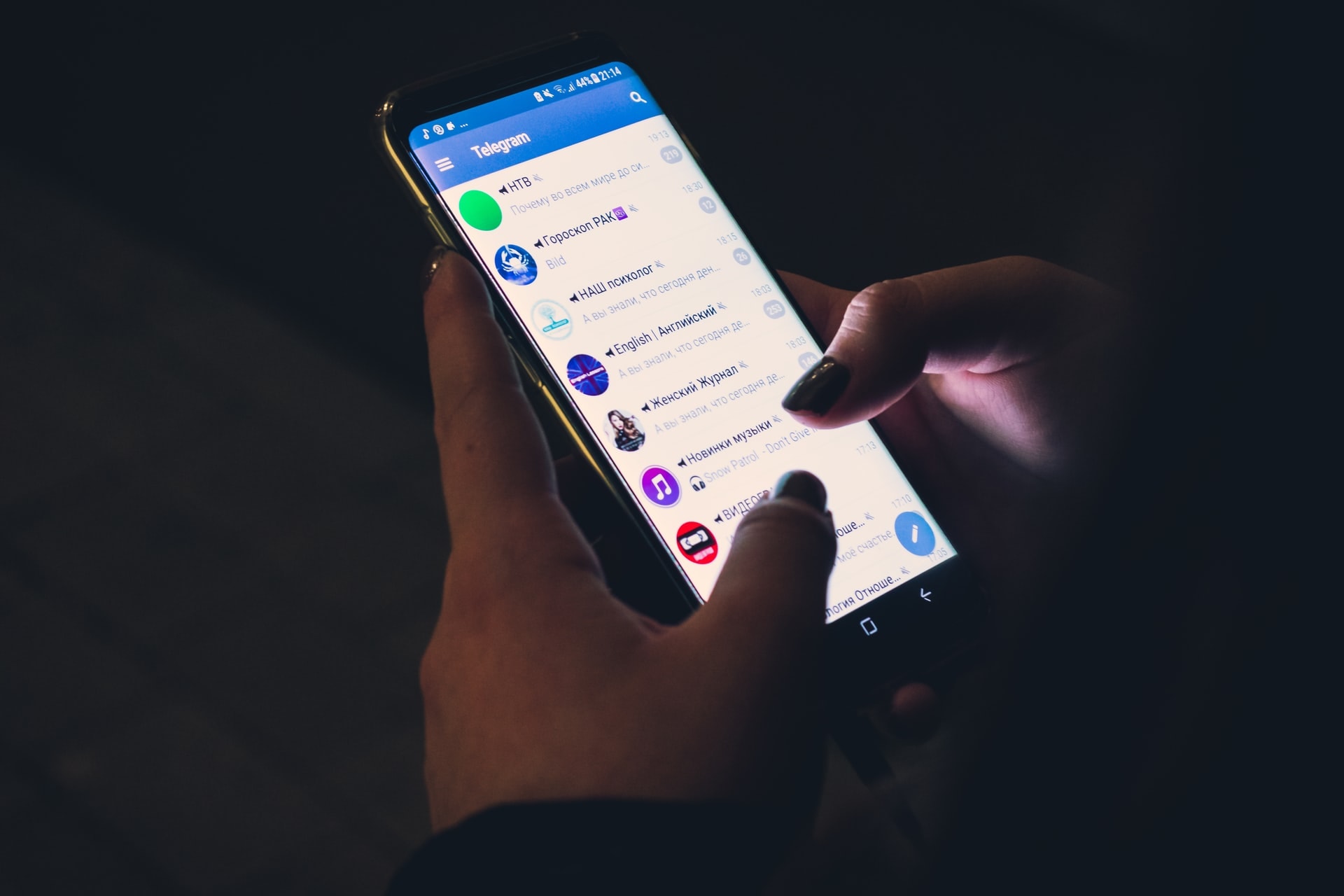 Unas manos sostienen un celular con la interfaz de Telegram en su pantalla