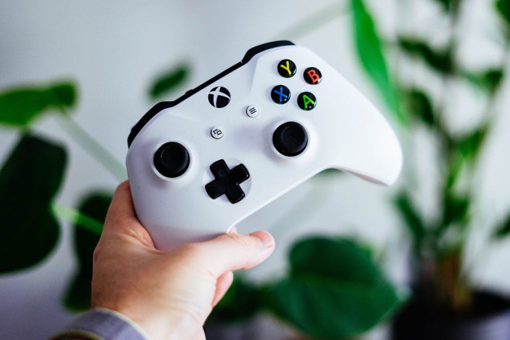 Una mano sujeta un control de Xbox
