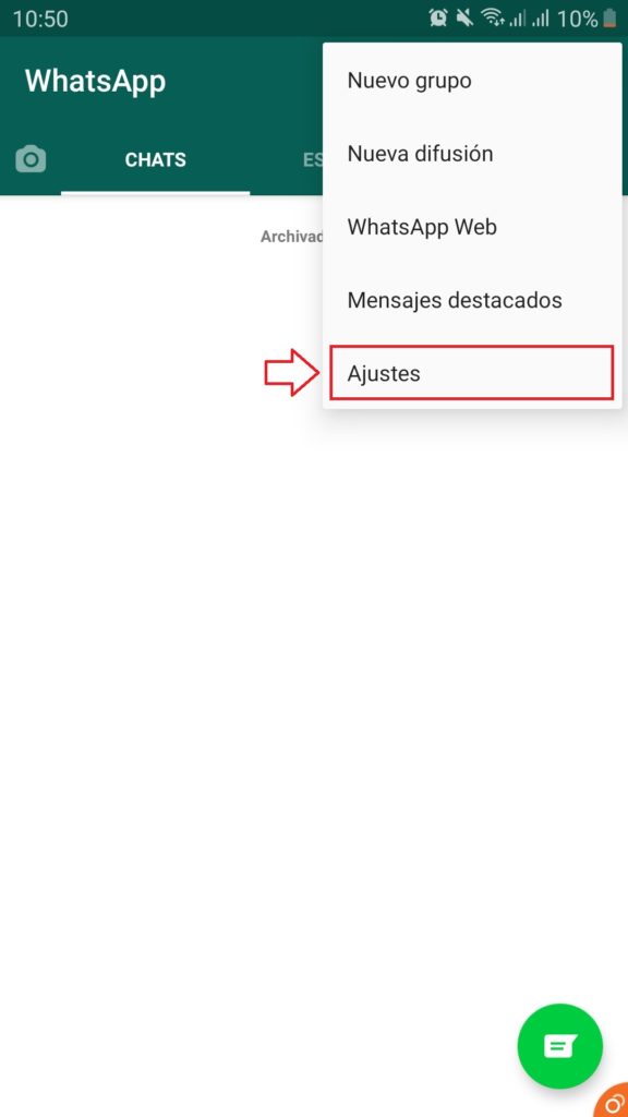 Menú desplegable de opciones en la pantalla principal de WhatsApp para cambiar el fondo de pantalla