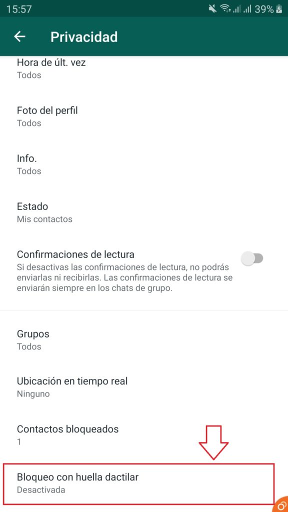 Menú de Privacidad en WhatsApp para Android con la opción de Bloqueo dactilar señalada en rojo