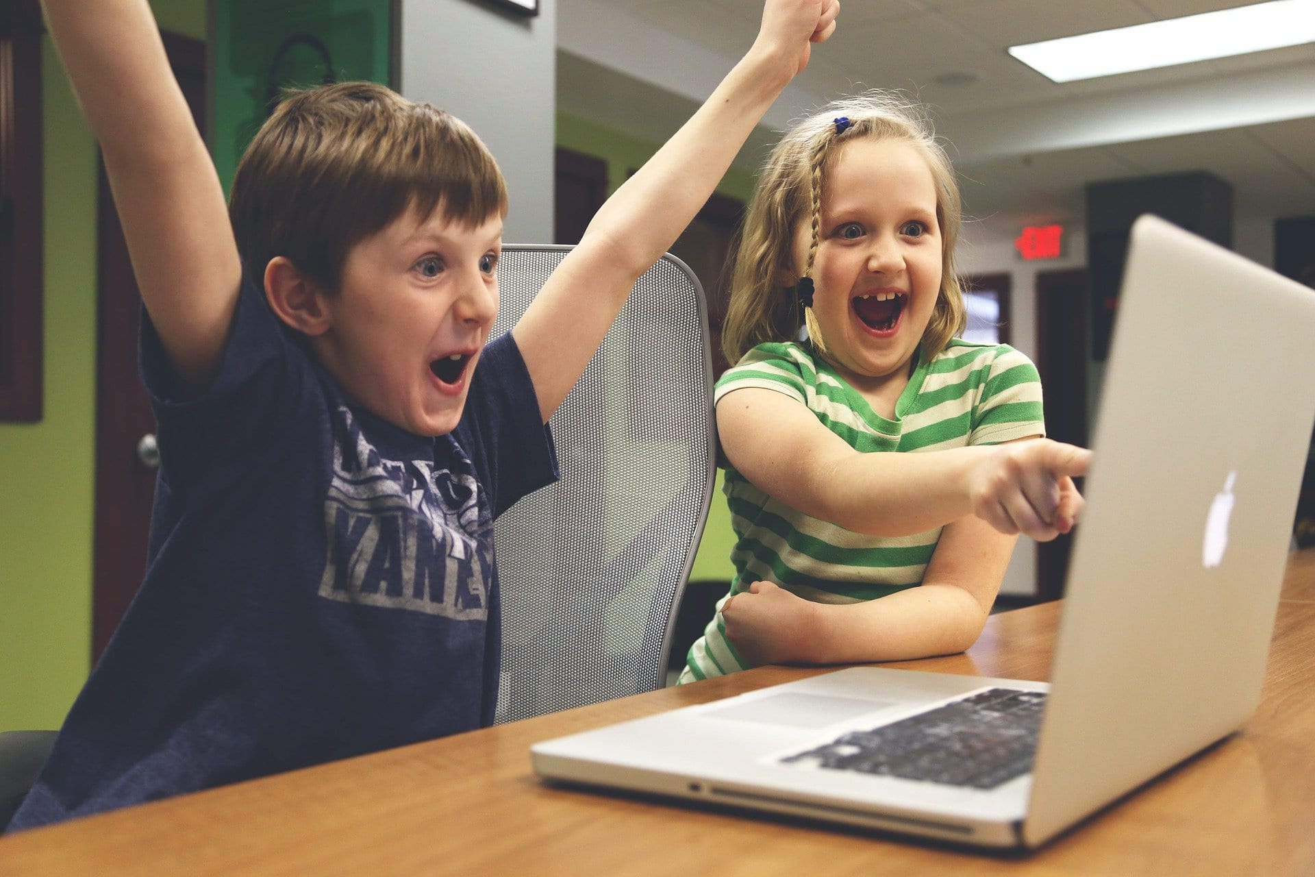 Niños usando un computador