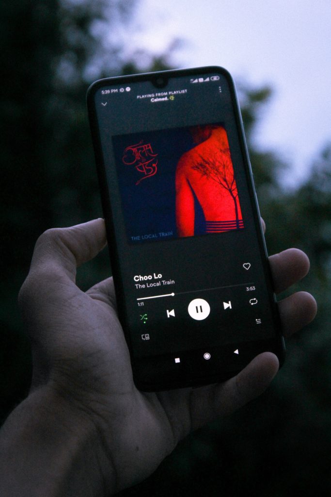 Teléfono móvil con la aplicación Spotify