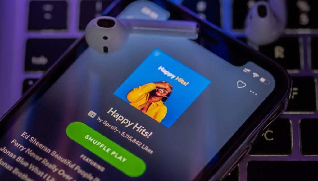 Smartphone con app de Spotify